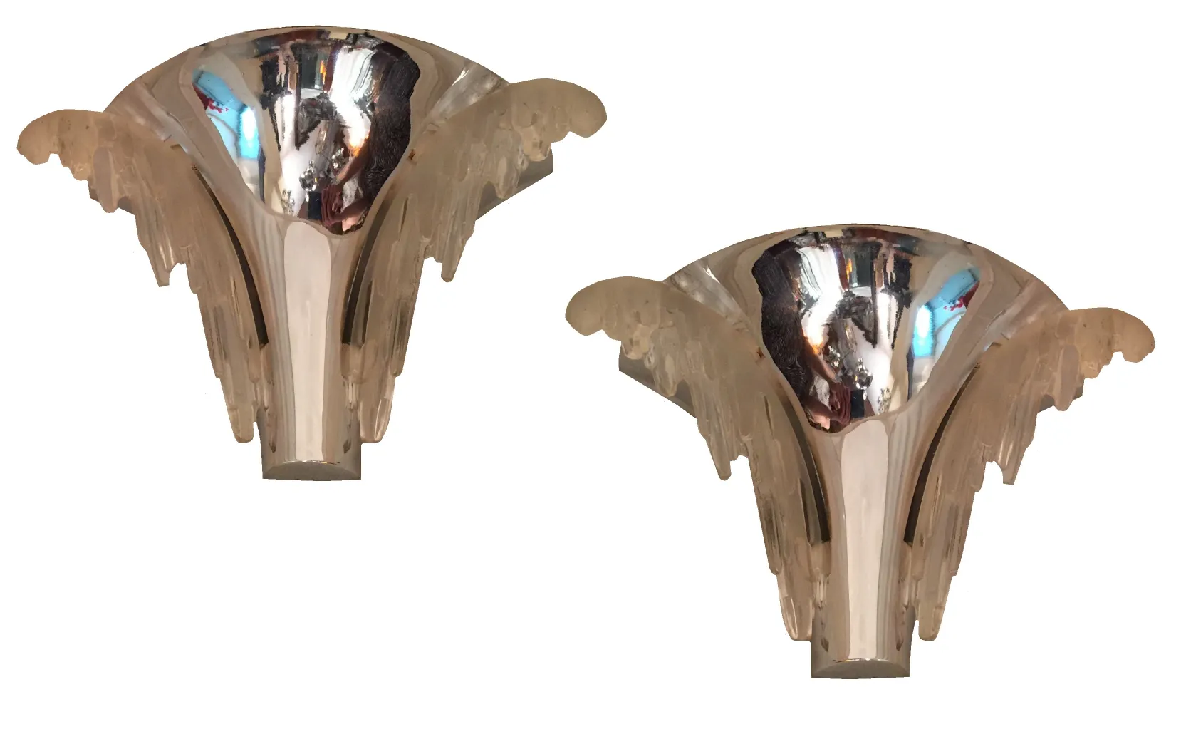 Coppia di applique antichi con design elegante, diffondendo una luce morbida in un'atmosfera accogliente.