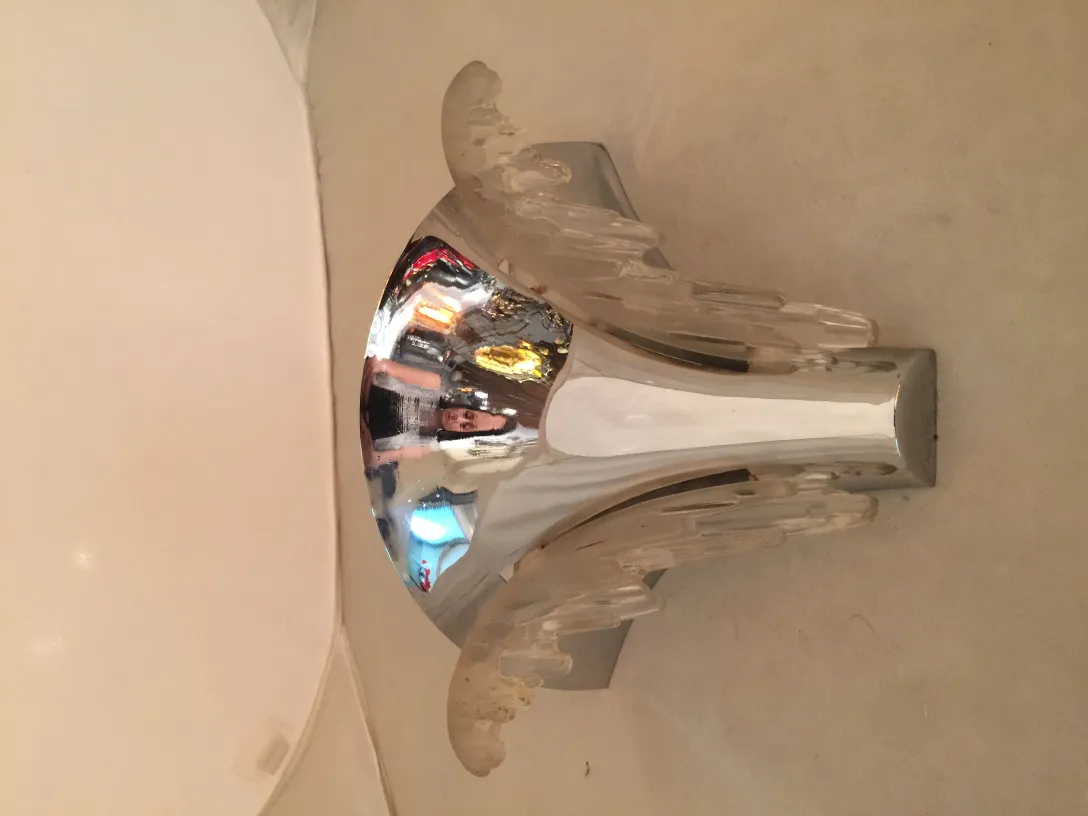 Paar antiker Wandleuchter mit glänzendem und elegantem Design, geeignet für verschiedene Einrichtungsstile.