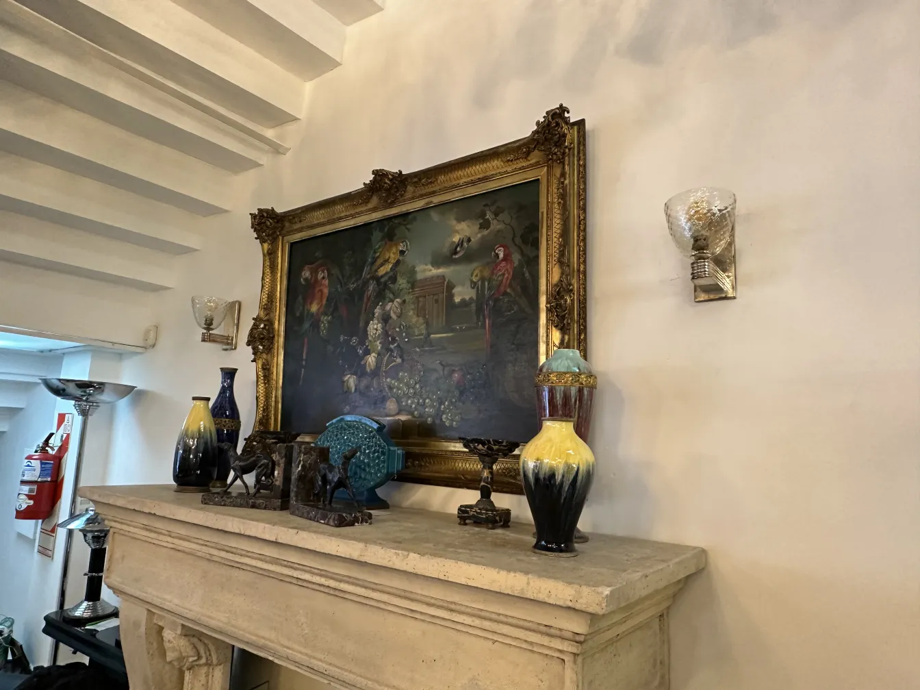 Par de apliques antiguos de estilo clásico en la pared, adornados.