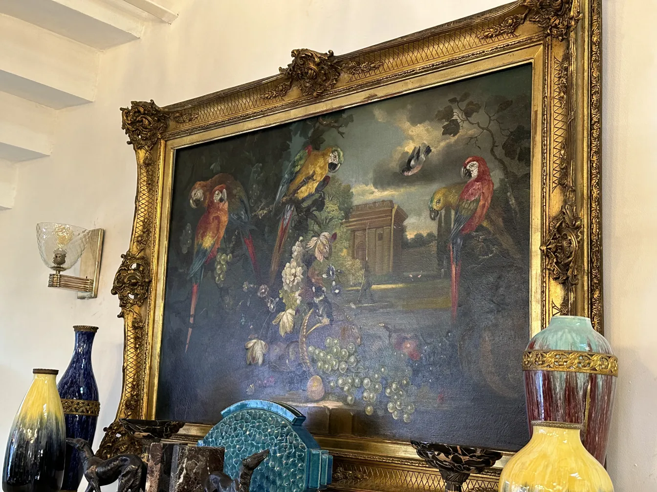 古いウォールランプが絵と花瓶の横にある