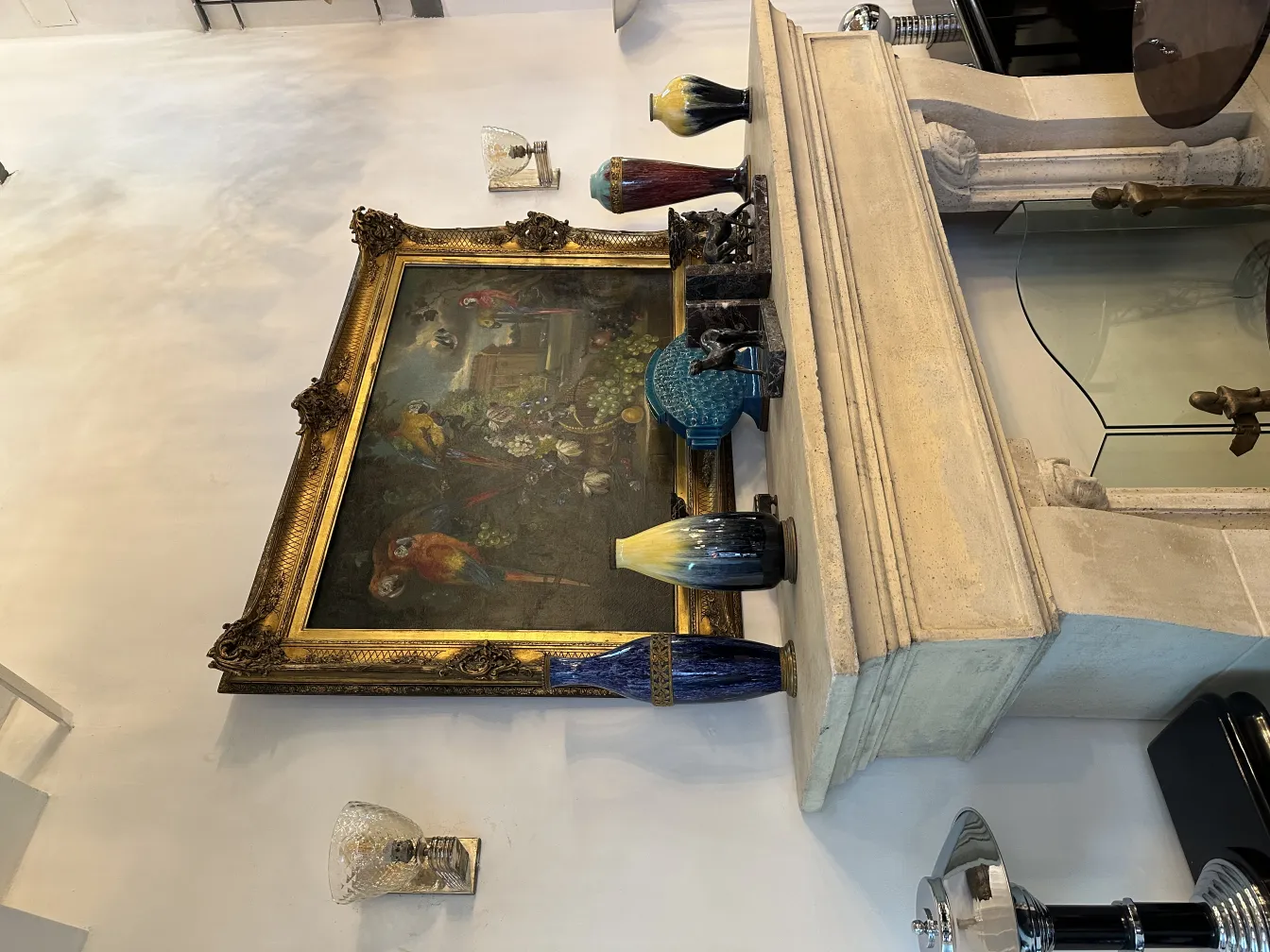 Paire d'appliques anciennes, présentant des décorations classiques à côté d'un cadre doré