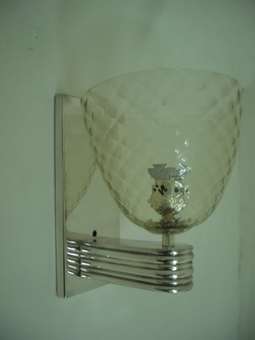 Par de apliques antiguos con diseño vintage y luz cálida