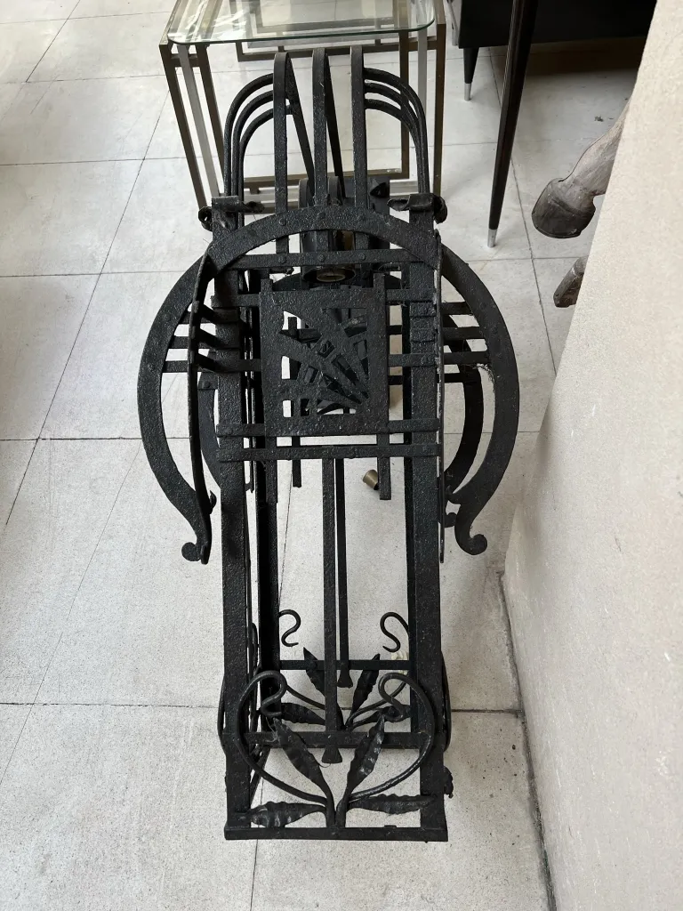 Par de apliques antiguos con diseño elegante en metal negro, entorno moderno.