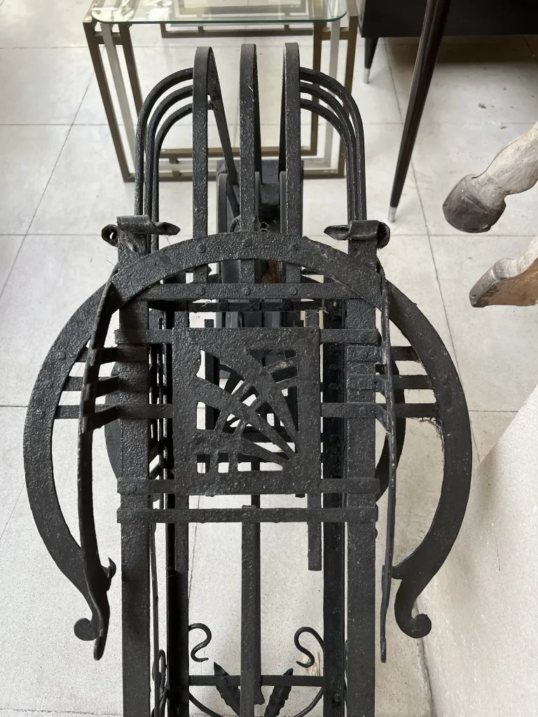 Paar antiker Wandleuchter mit ornamentalen Mustern in einer modernen Umgebung.