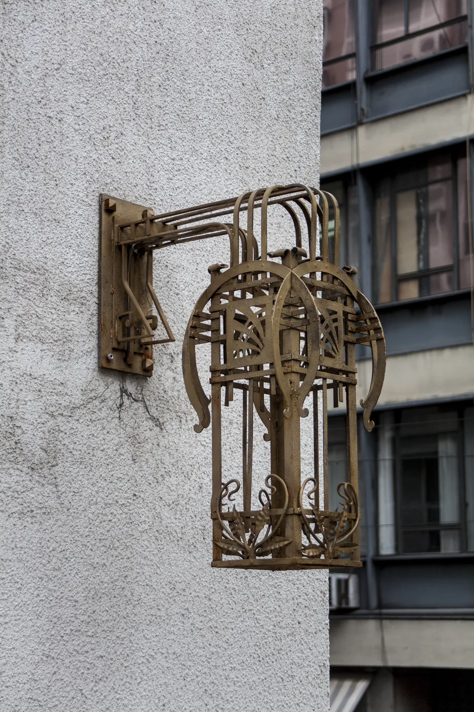 Antike Wandleuchter mit verzierter Wandmontage.