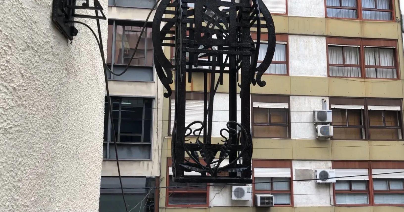 Par de apliques antiguos con diseño artístico en una pared