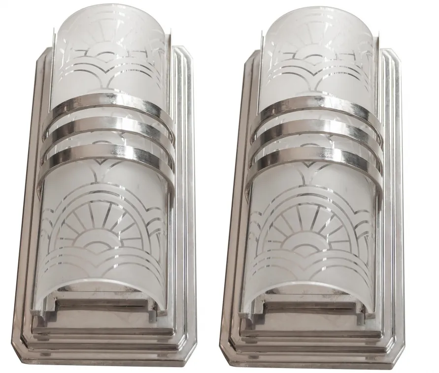 Par de luminárias de parede antigas com design de art nouveau, estilo elegante com detalhes gravados na frente.