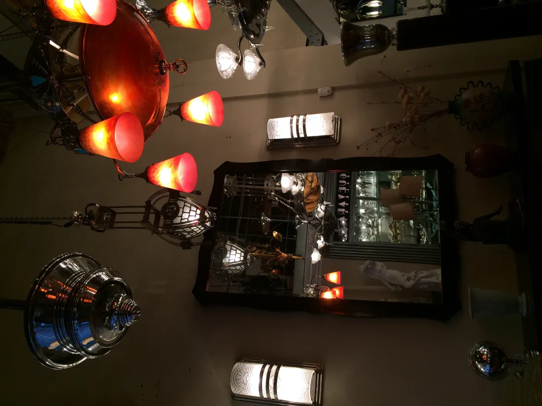 Par de luminárias de parede antigas em um ambiente decorativo, luz quente.