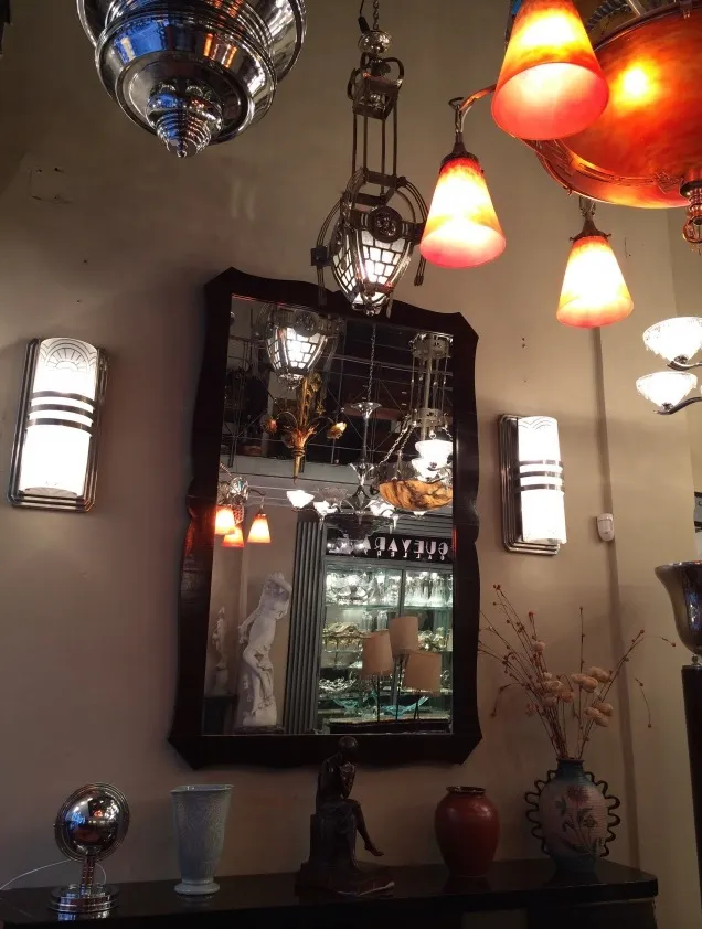 Appliques anciennes dans un cadre décoratif avec des miroirs.