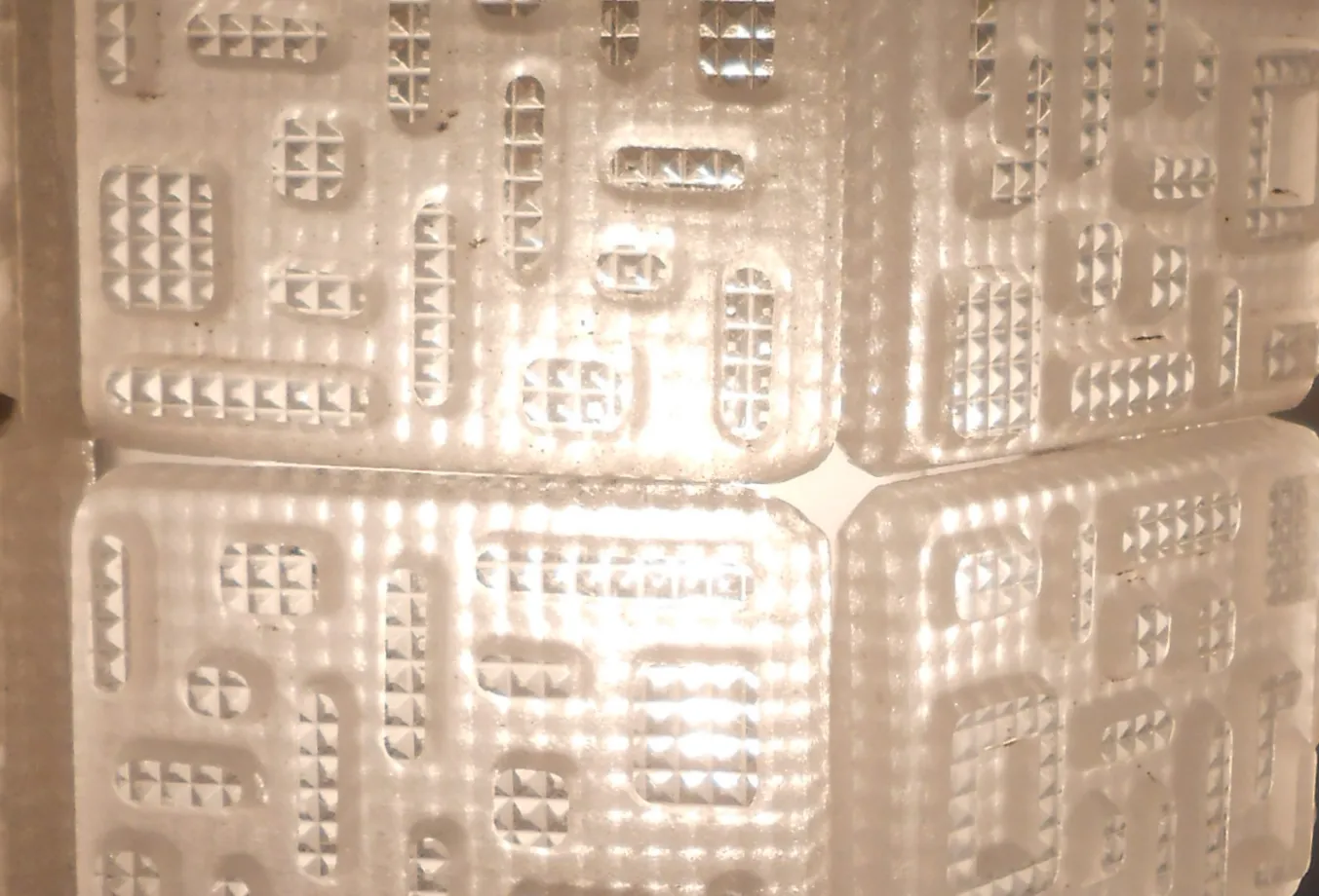 par de luminárias de parede antigas orrefors com design elegante.