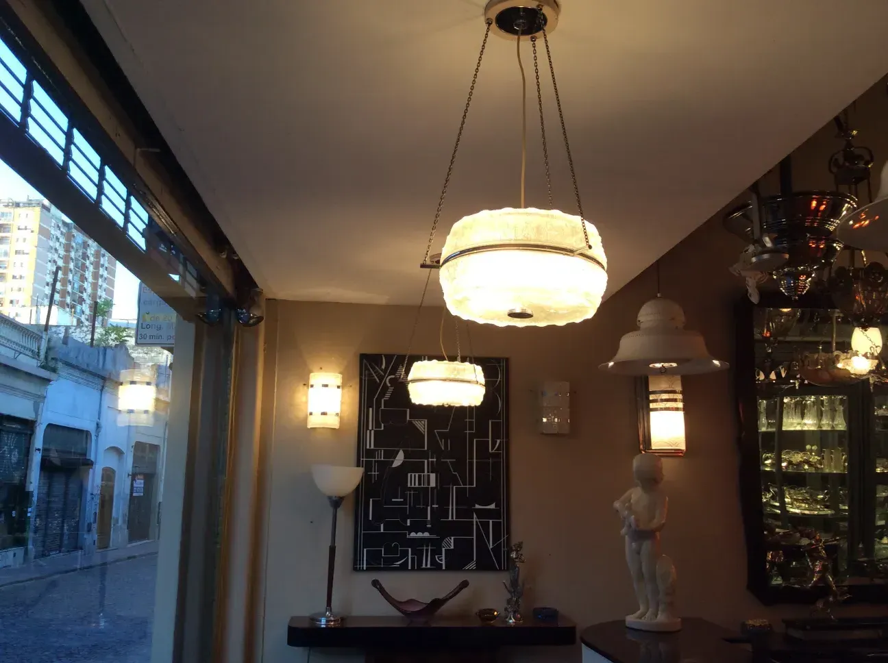 par de luminárias de parede antigas, estilo elegante, iluminando o espaço, decorativas