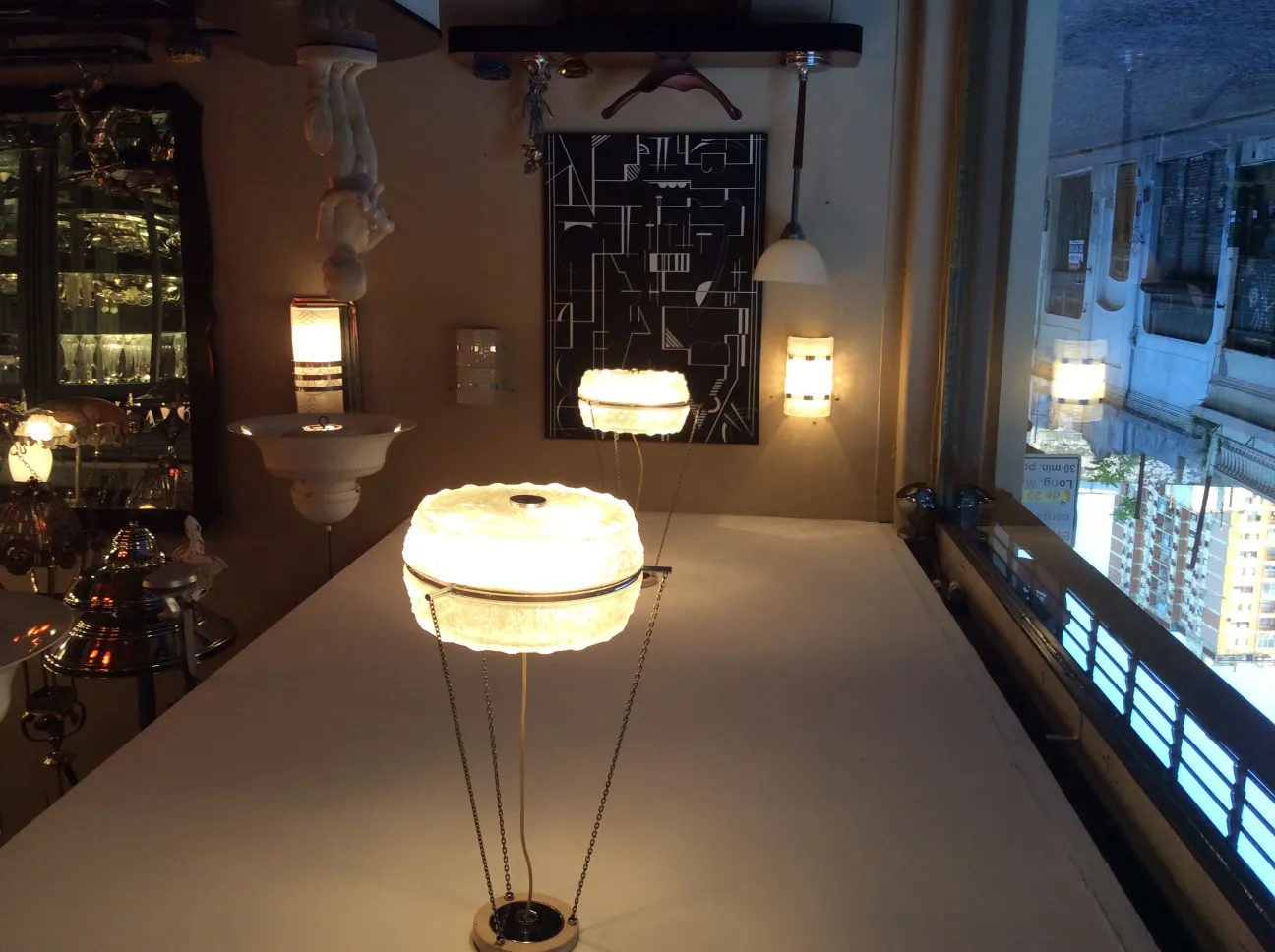 Par de luminárias de parede antigas com luzes acesas