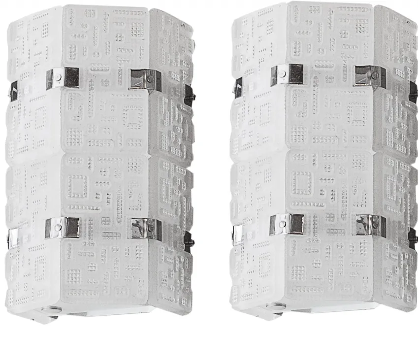 Antica coppia di applique bianche con texture decorative in un ambiente elegante