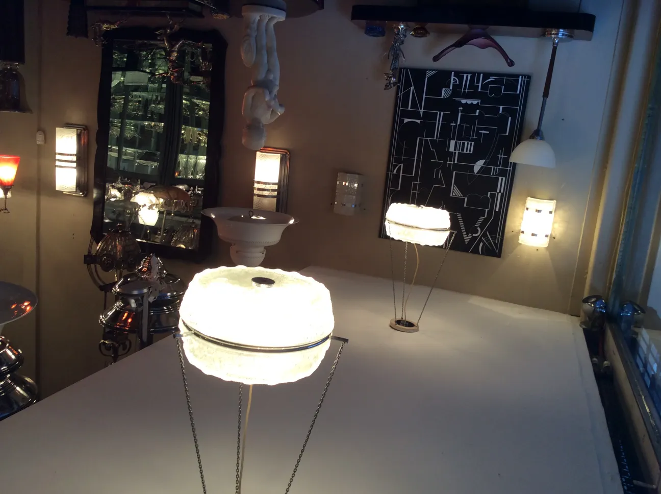 Paar antike Wandleuchten mit warmem Licht und runder Form, elegant dekoriert in einem gemütlichen Ambiente.