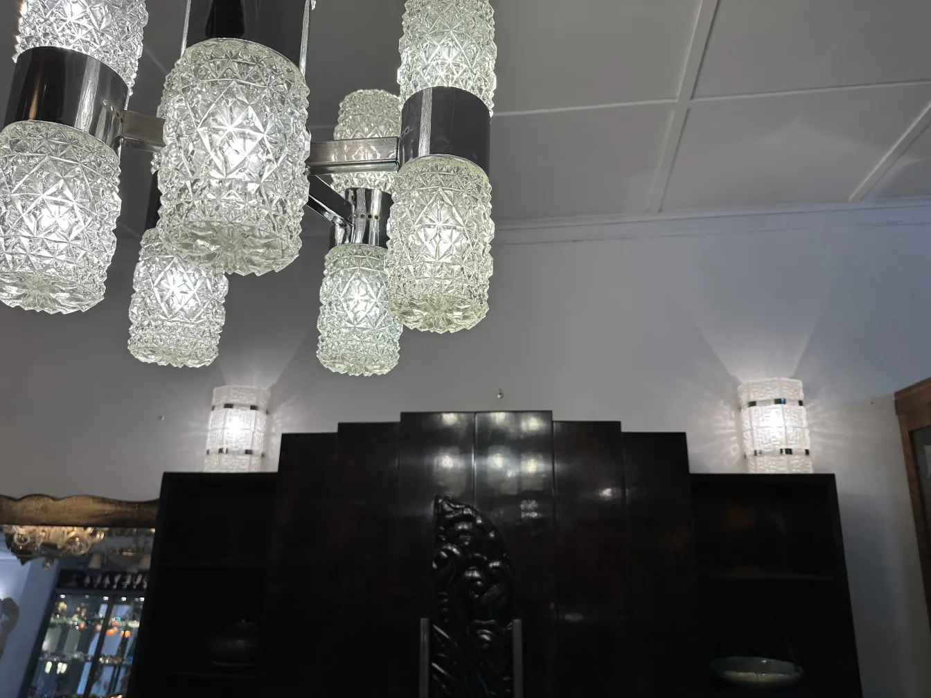 antiguo par de apliques con luz suave en ambiente elegante