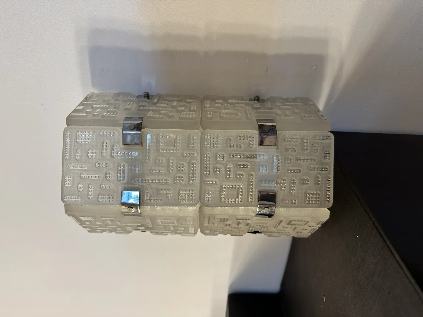 प्राचीन स्कोनस के साथ विशिष्ट डिज़ाइन, सजावट के लिए आदर्श।