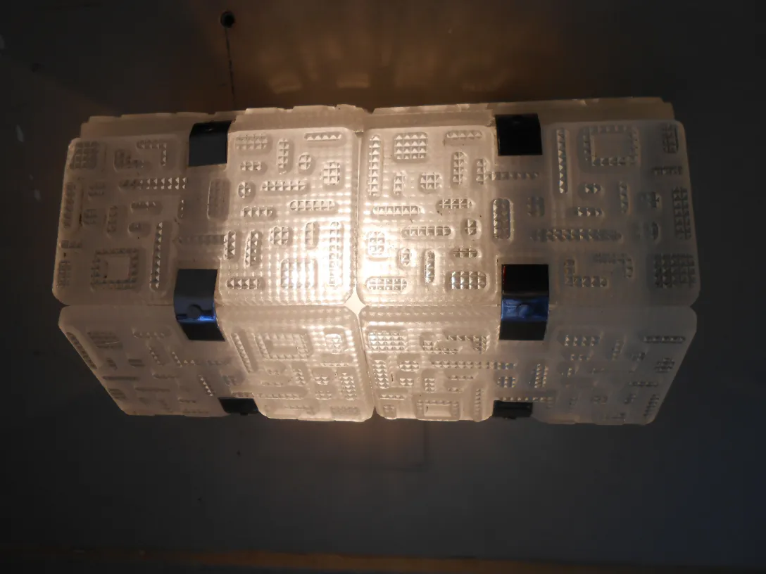 Apliques antiguos de diseño único iluminando un espacio