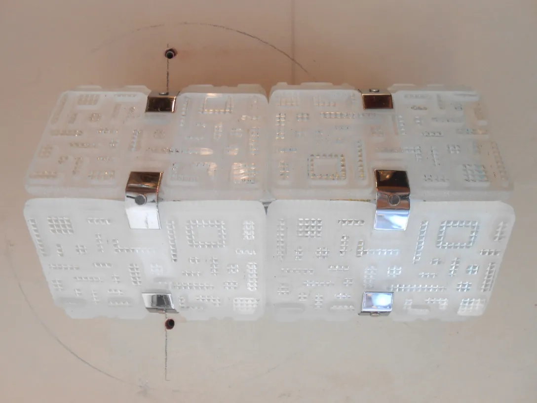 Coppia di applique antiche con design geometrico in bianco, stile elegante. Include accessori in metallo