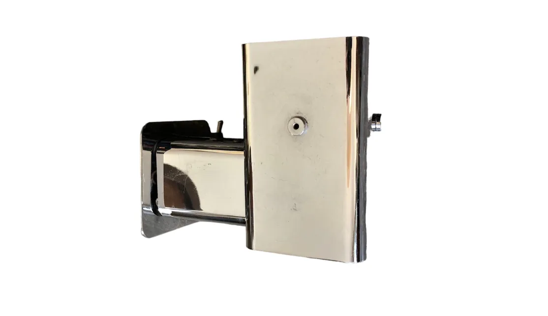 Coppia di applique antiche con design moderno e finitura cromata