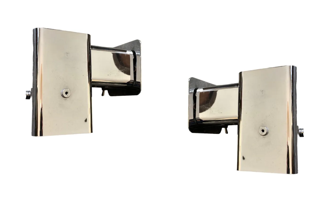 Brilhantes luminárias de parede antigas com superfície polida, ideais para ambientes elegantes.