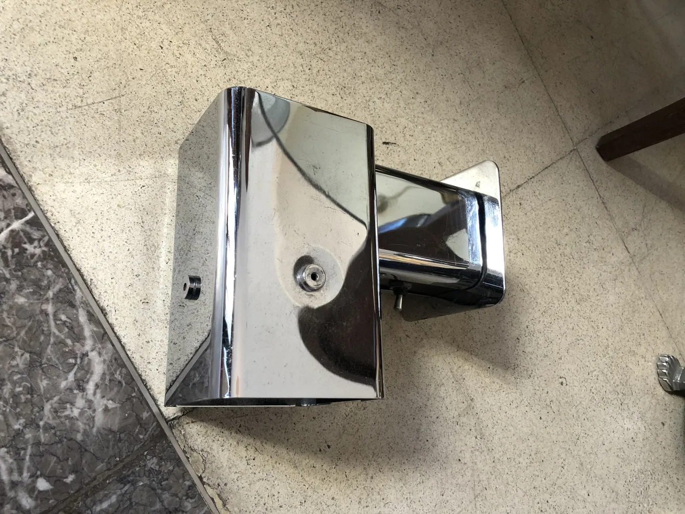 Par de luminárias de parede antigas em cromo, design elegante.