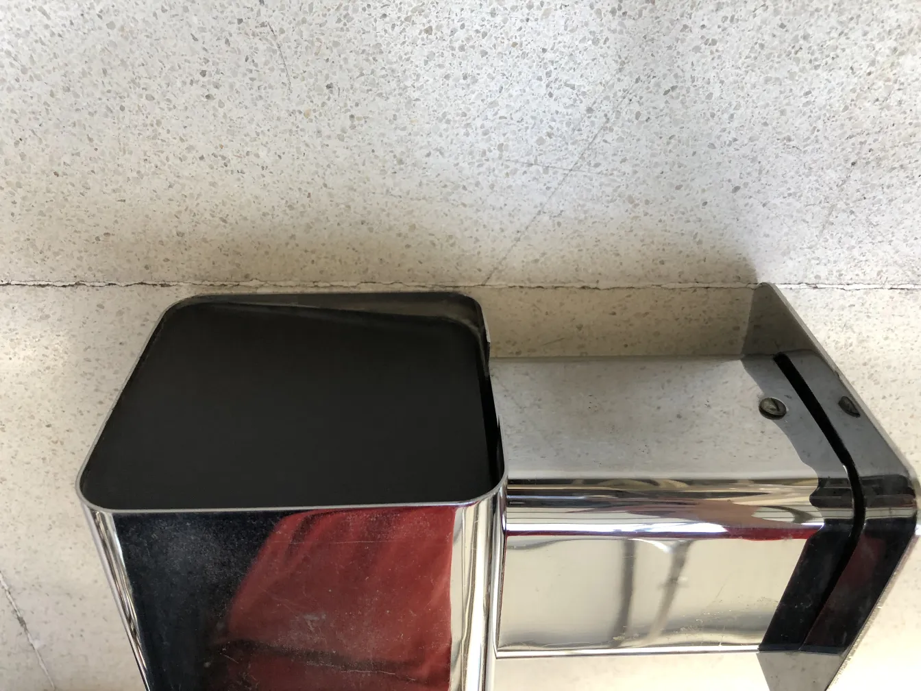 Coppia di applique antiche con finitura lucida e design moderno in un ambiente contemporaneo.