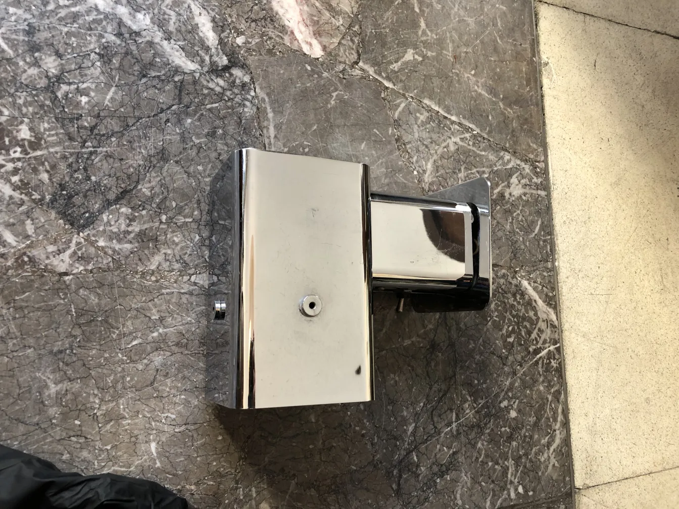 Coppia di applique antiche brillanti su sfondo grigio.