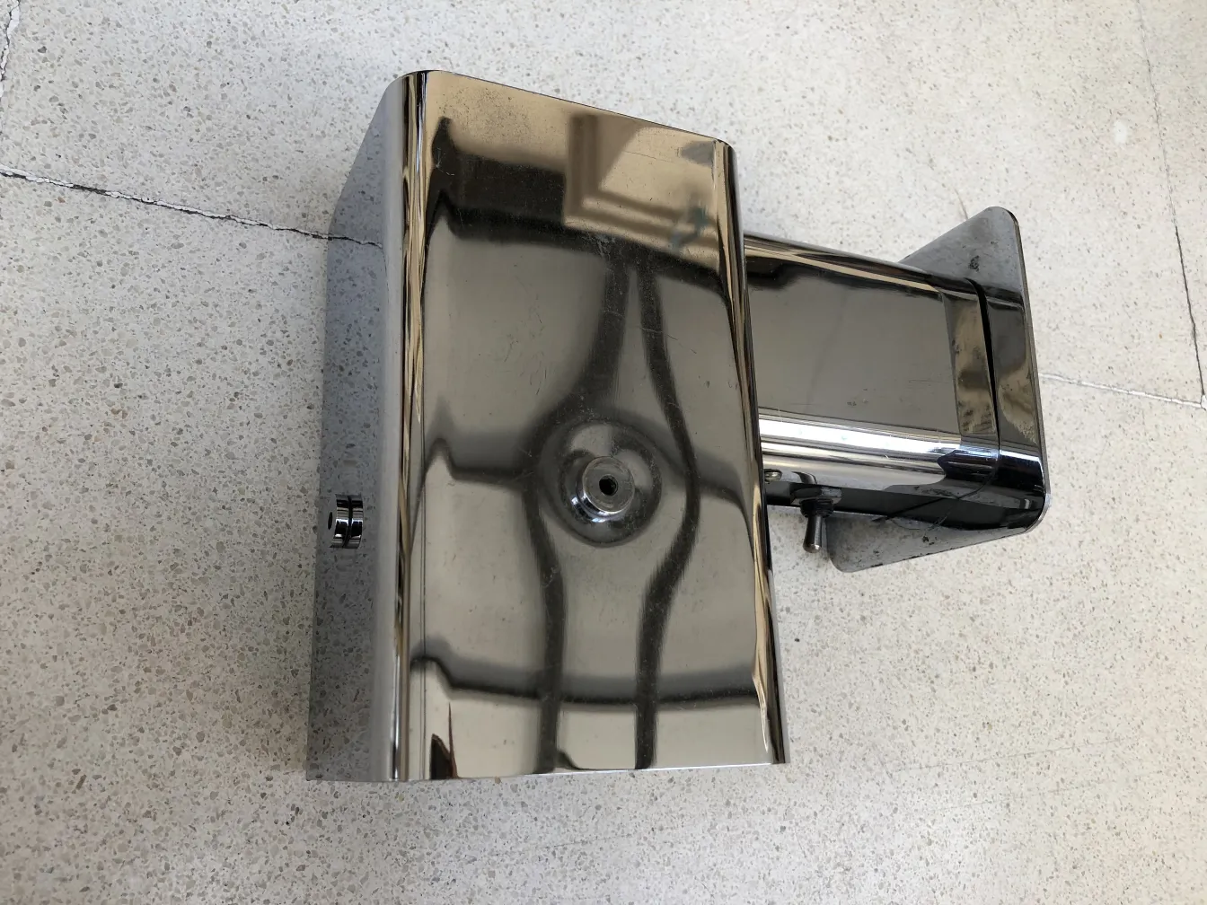 على غرار مصابيح الجدار القديمة اللامعة في المكان.