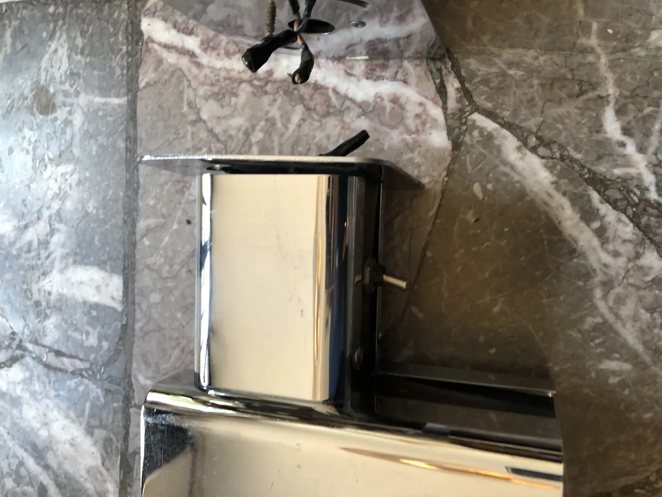 古董光亮壁灯置于大理石背景上。