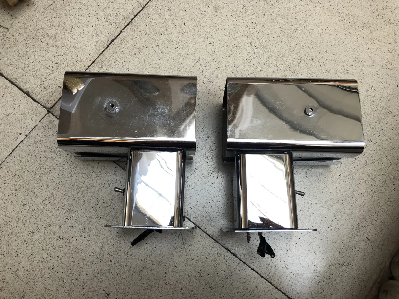 Античные бра с блестящей отделкой, идеальные для декора.