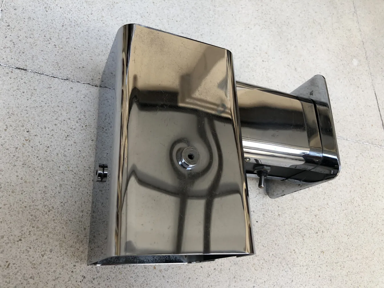 ثنائيات-جدران-ثابتة-تاريخية-لامعة-على-خلفية-فاتحة.