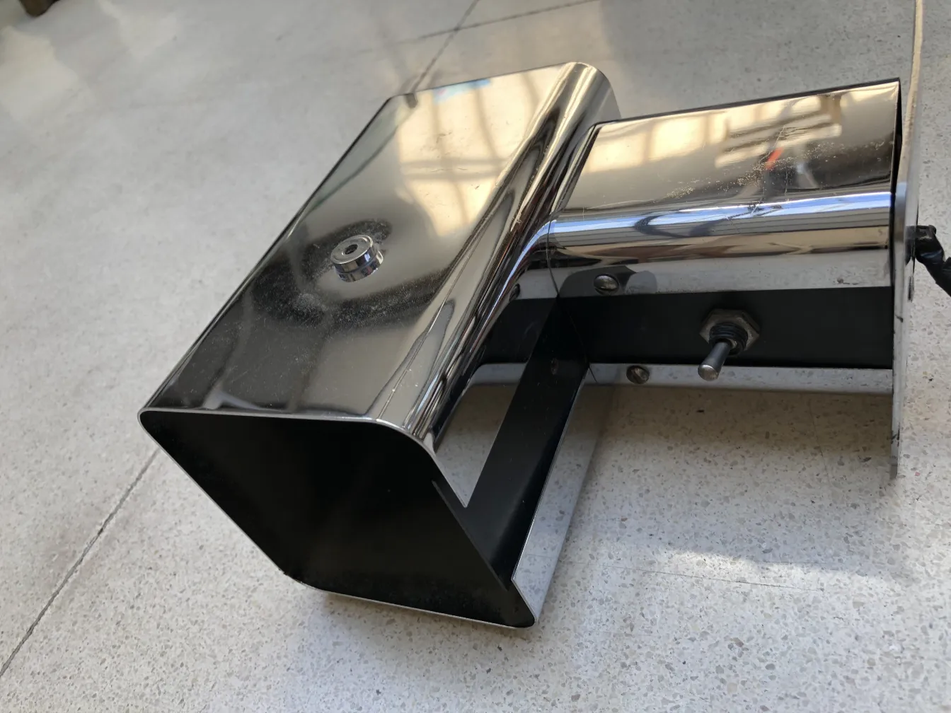 Par de apliques antiguos con diseño contemporáneo, brillantes, ubicados en un ambiente neutro.