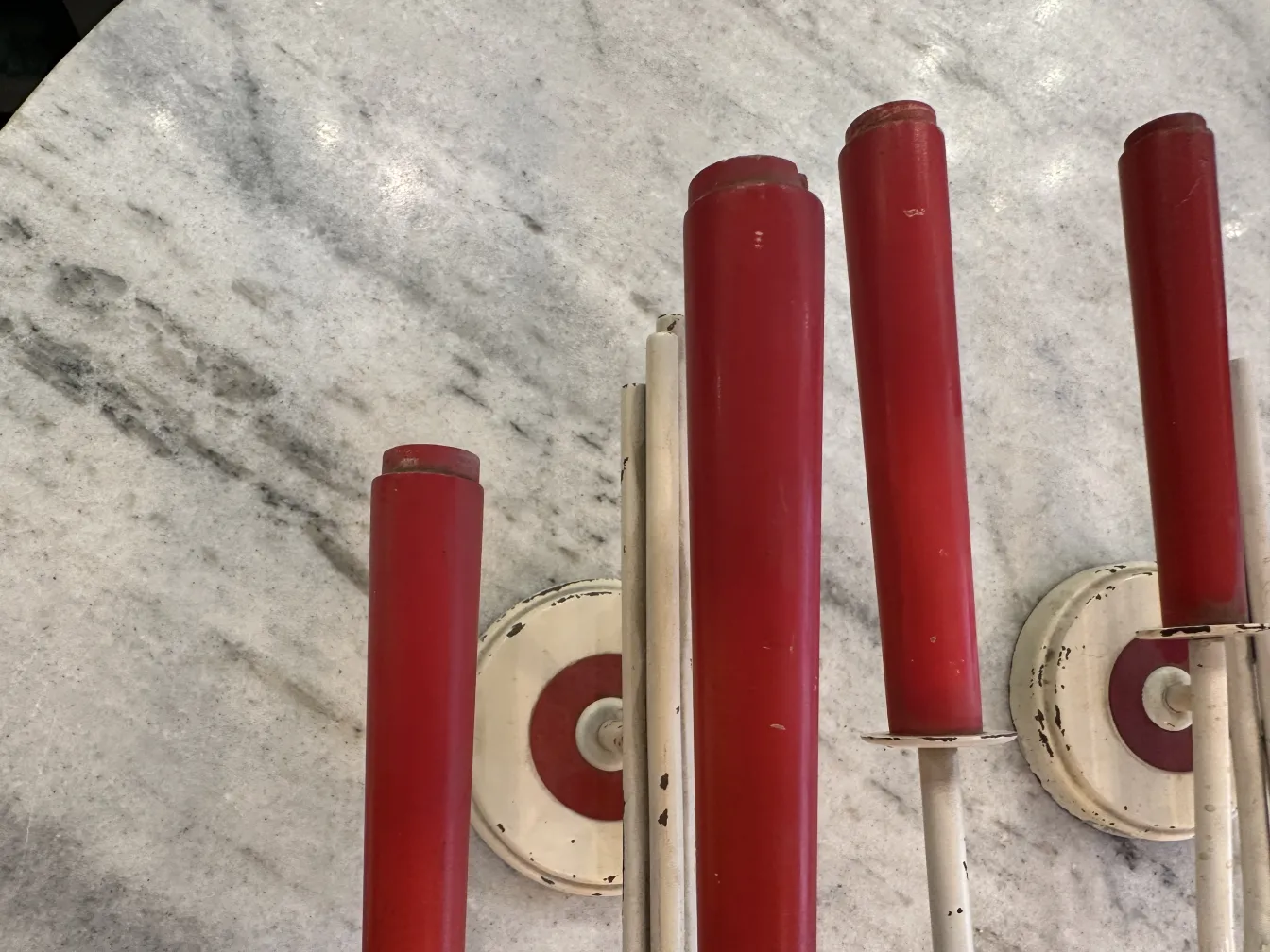 Paire d'appliques anciennes avec base blanche et tubes rouges Jean royère dans leur environnement