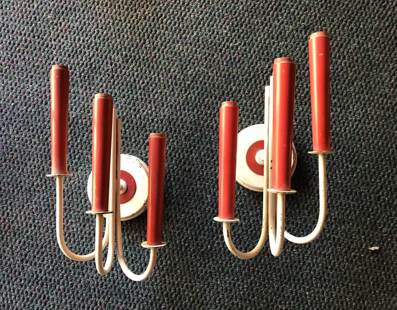 Par de apliques antiguos con detalles en rojo y blanco, ideal para decorar.