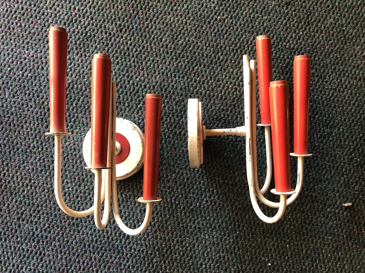 coppia di applique antiche con pali rossi e design curvo