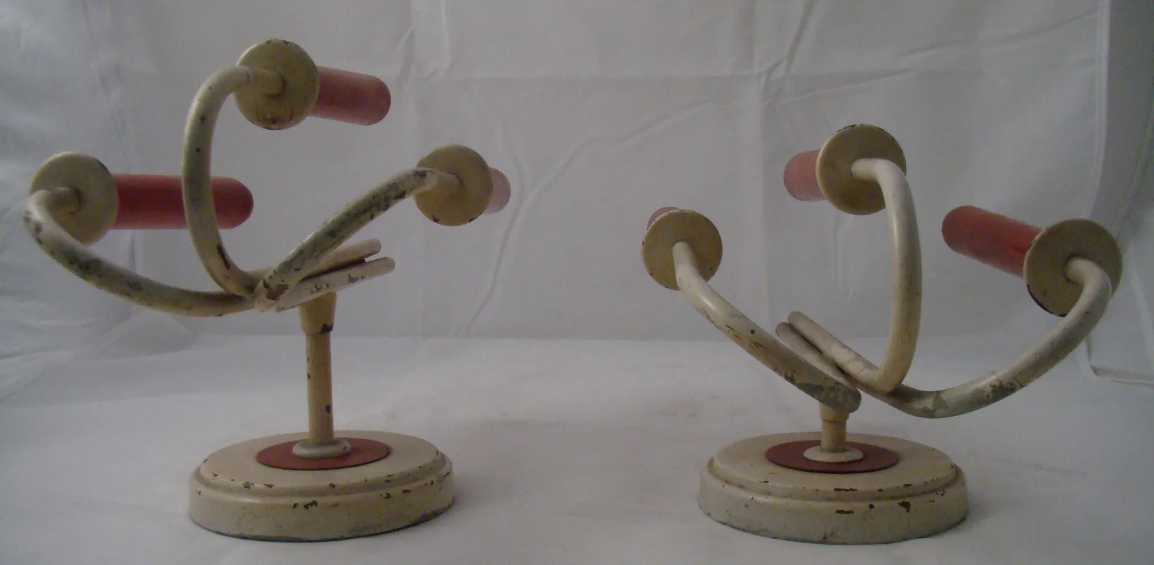 Antiguo par de apliques de estilo, con bases redondas y luces en tonos rojos