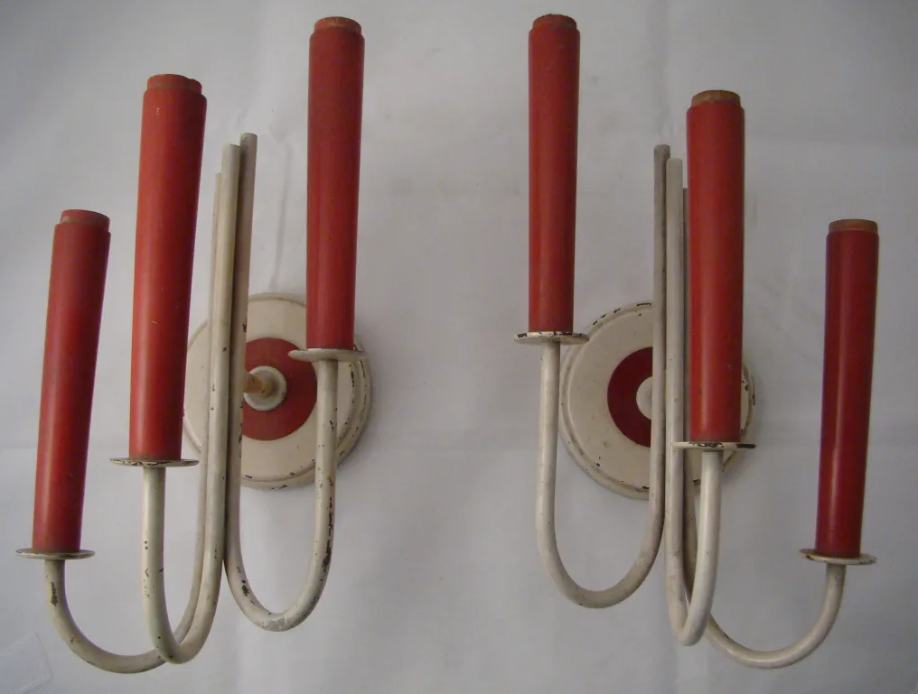 paire d'appliques anciennes avec des accents rouges et blancs