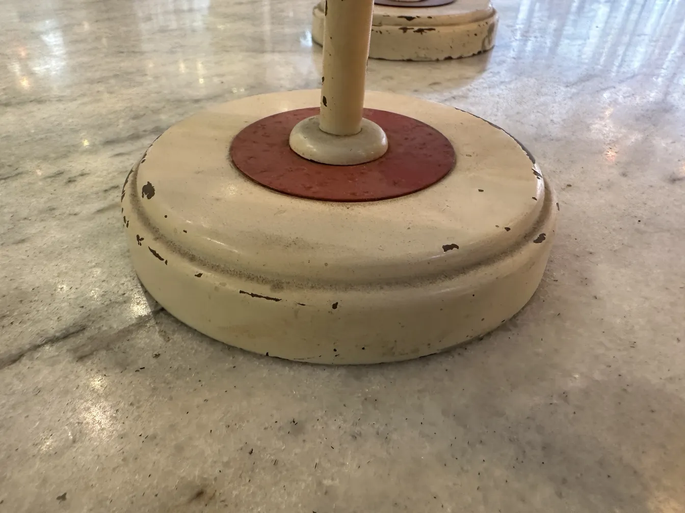 due applique antiche di Jean royère in un ambiente elegante, con base rotonda e dettagli visibili.