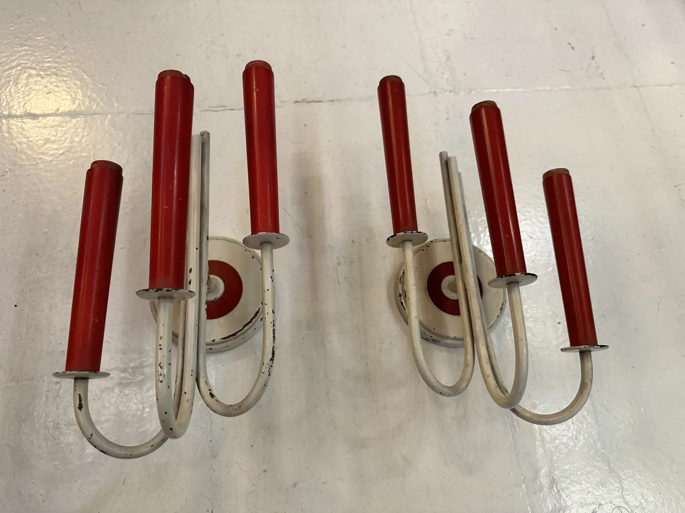 antiguo par de apliques con tubos rojos y soporte curvado