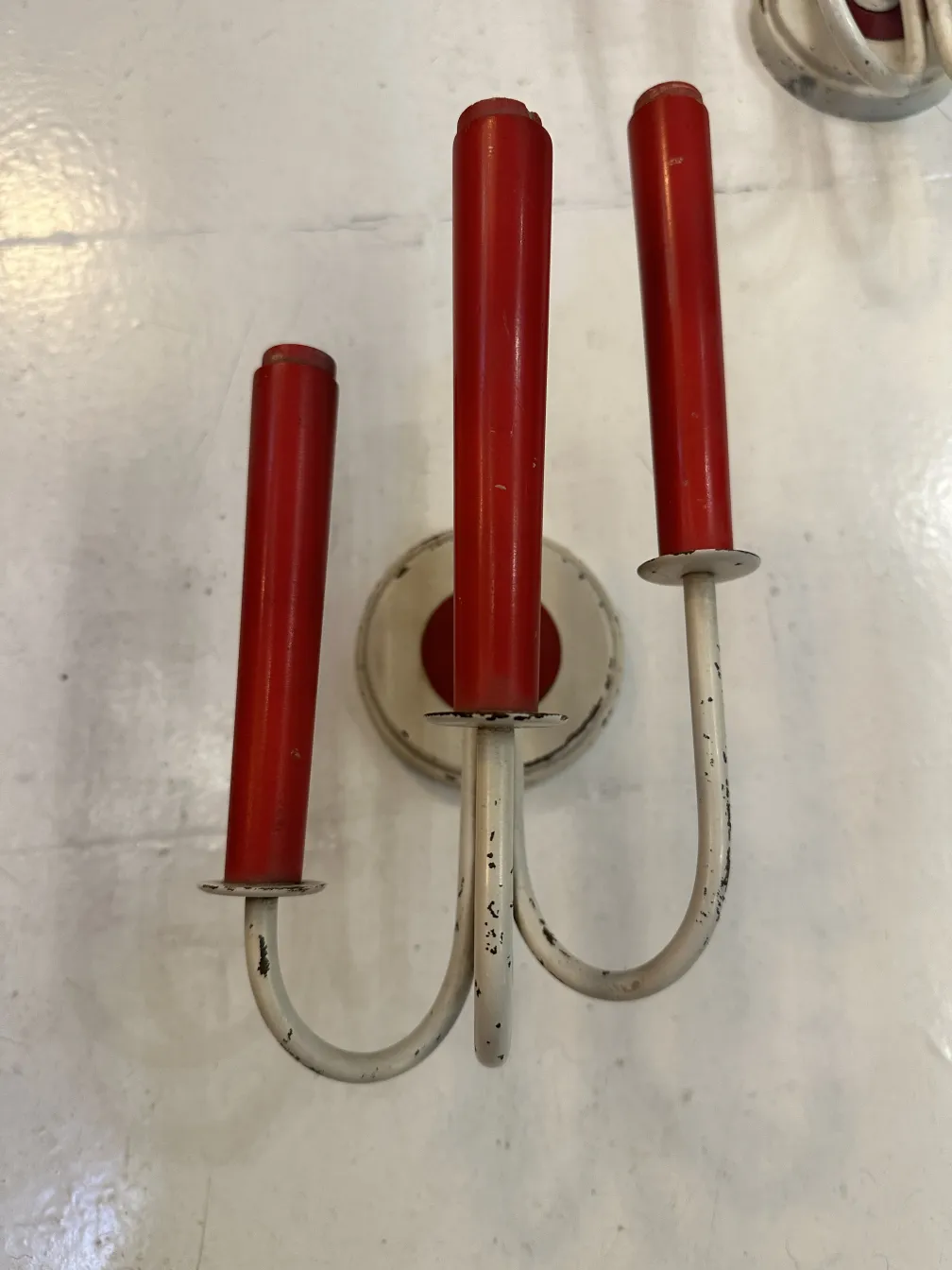 Par de apliques antiguos con detalles en rojo, estilo de Jean royère.