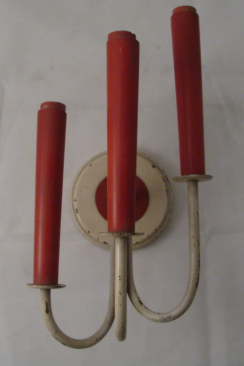 antike wand-leuchten mit roten zylindrischen lampen