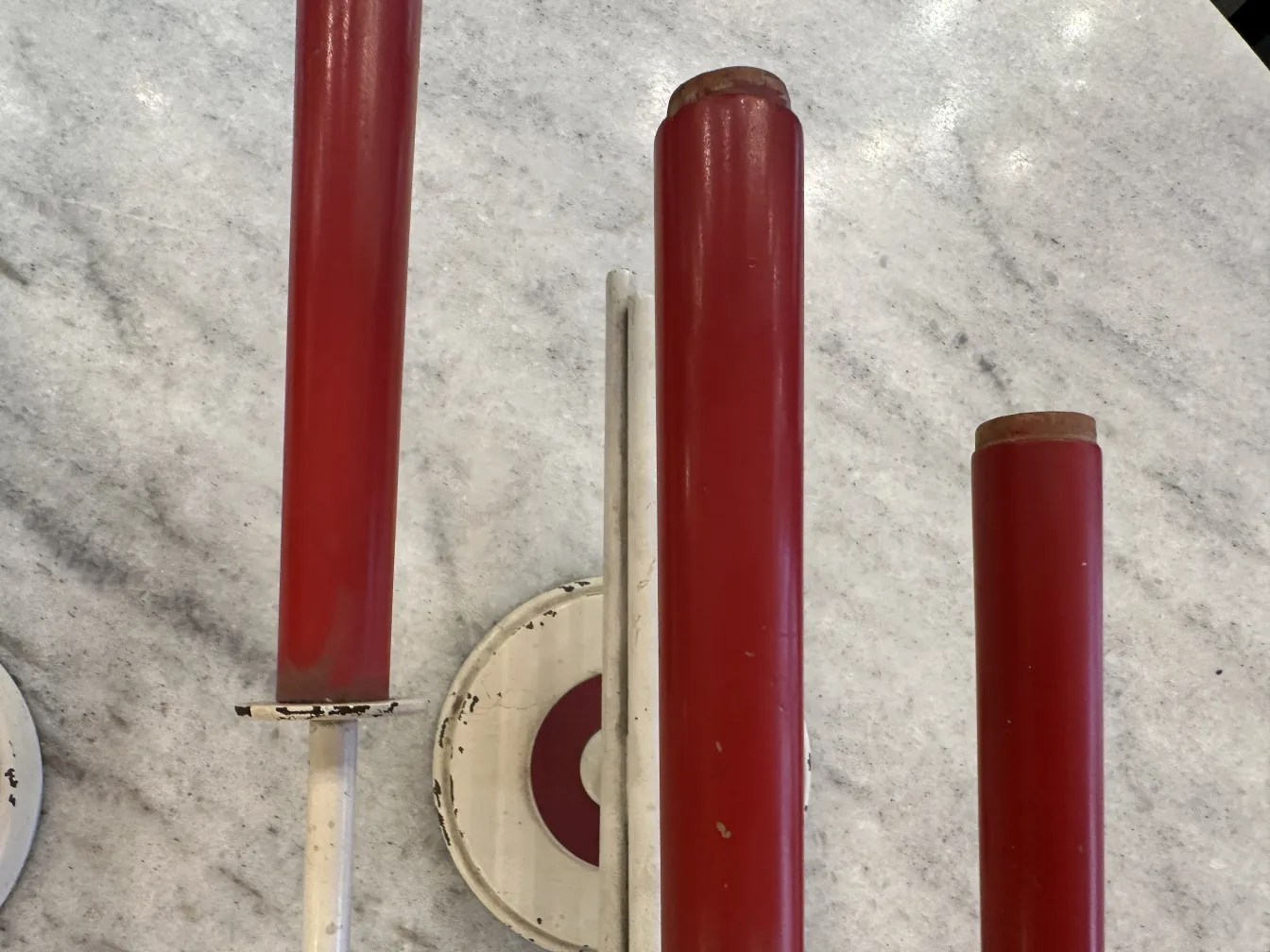 antica coppia di applique rosse con base di supporto, stile jean royère