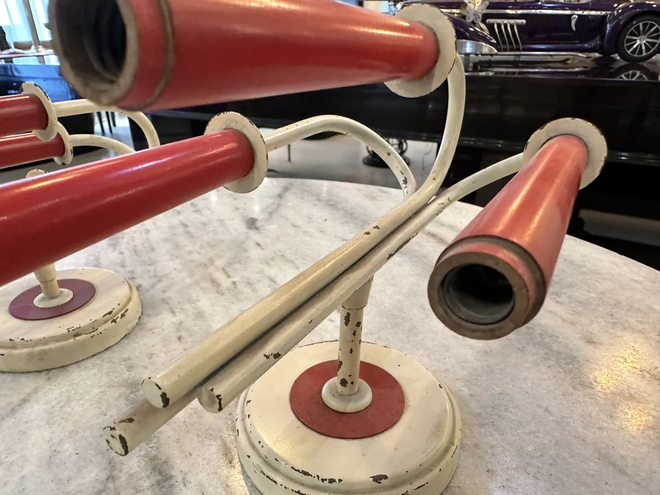 古董一對壁燈 jean royère，展現鮮豔的色彩和獨特的設計，理想的裝飾。