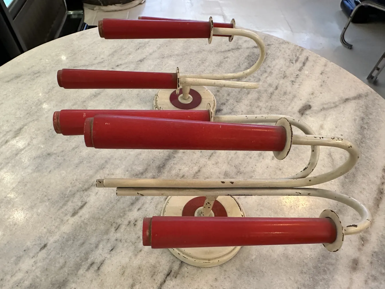 antiguo par de apliques rojo con diseño creativo Jean royère, sobre mármol