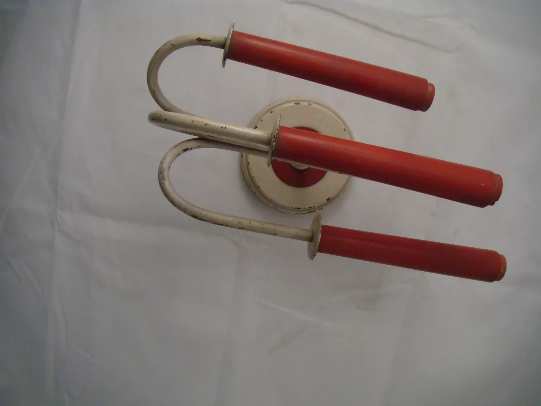 apliques de diseño antiguo con tubos rojos y base redonda, ambiente clásico