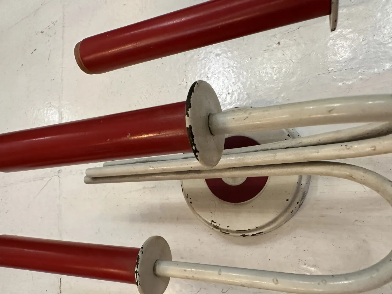 Par de luminárias de parede antigas Jean Royère com braços vermelhos