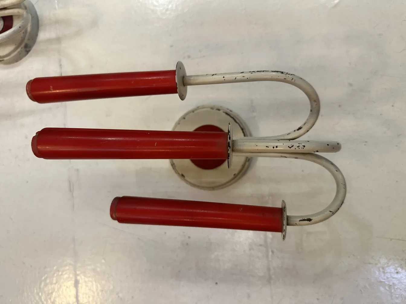 Par de luminárias de parede antigas com braços curvados e cores vibrantes, estilo Jean Royère.