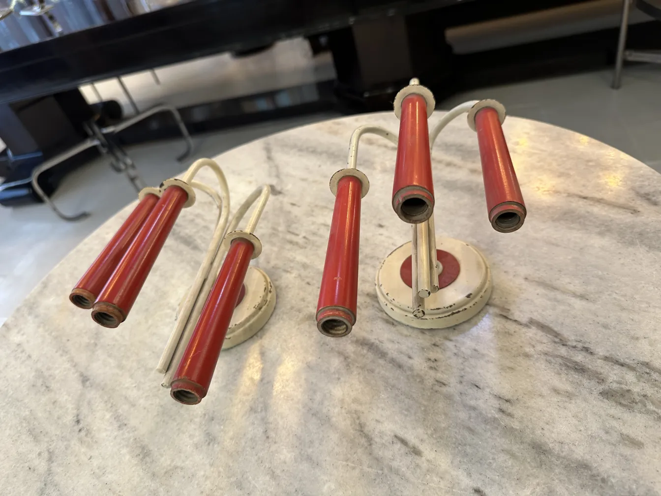 Coppia di applique antiche di Jean royère con finiture rosse e basi rotonde, stile retrò.