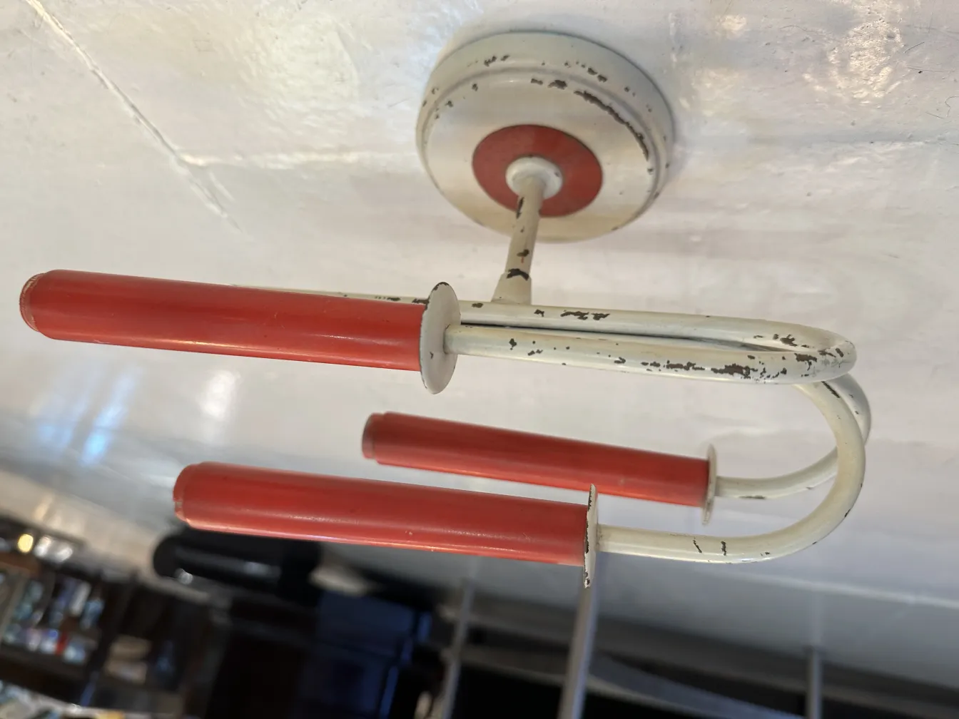 Par de luminárias de parede antigas com braços curvos e detalhes vermelhos