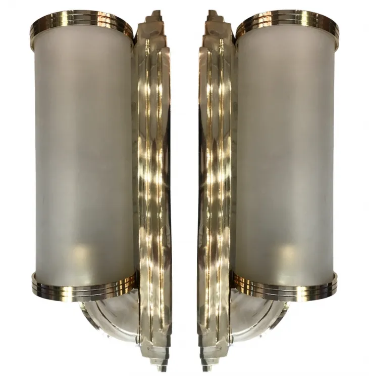 Pares de apliques antiguos con luz suave, diseño elegante.